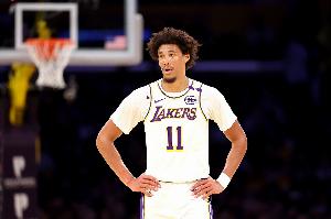 乐鱼体育官方网站-有点上头！海斯5次犯规仅打18分钟 4中2拿4分4板1帽